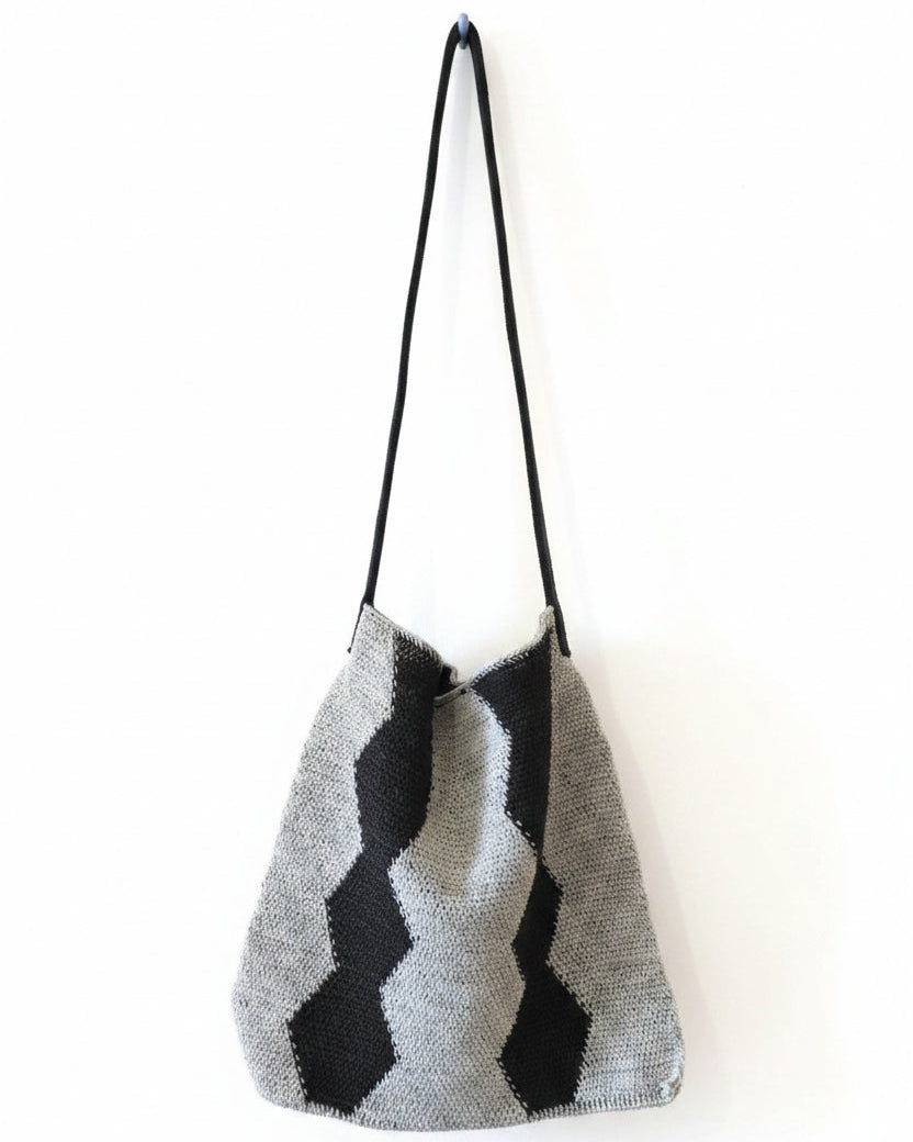 Handmade Chaguar Fiber Shoulder Purse | Black and White