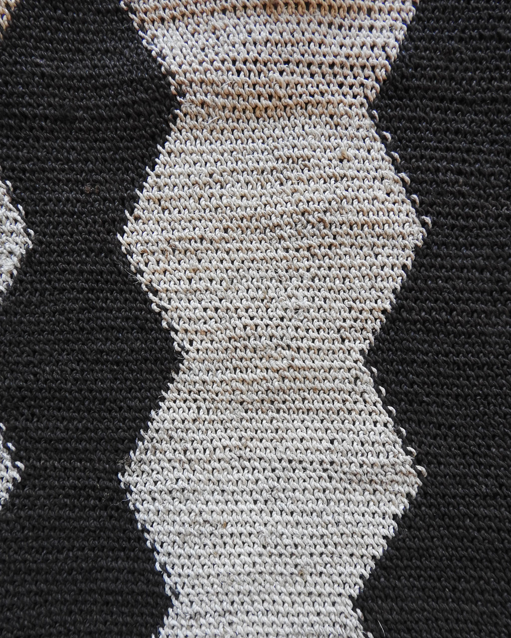 Handmade Chaguar Fiber Shoulder Purse | Black and White