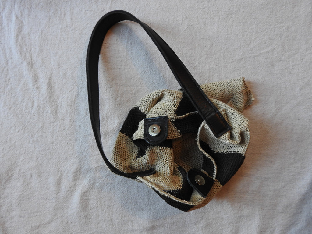 Handmade Chaguar Fiber Shoulder Purse | Black and White