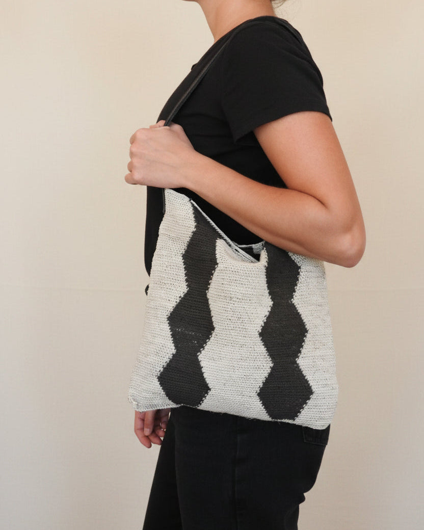 Handmade Chaguar Fiber Shoulder Purse | Black and White