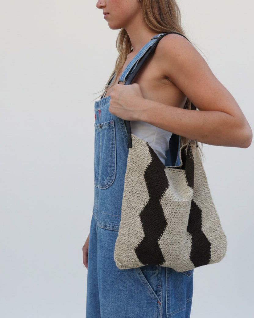 Handmade Chaguar Fiber Shoulder Purse | Black and White